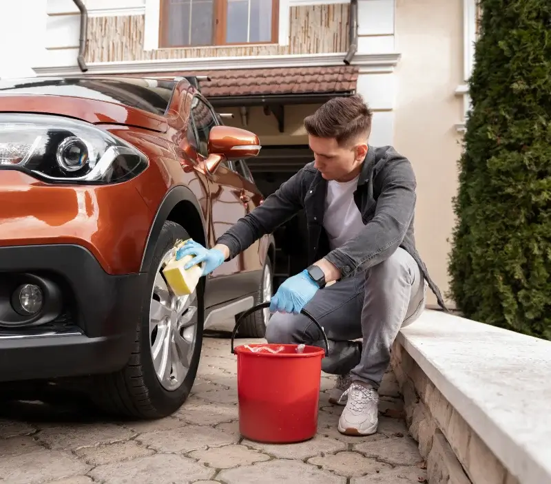 Lavage auto à domicile La Bénisson-Dieu : professionnel intervenant sur un véhicule